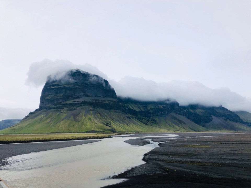 Island - Skaftárhreppur - Der schöne Berg Lómagnúpur kommt in unser Sichtfeld.