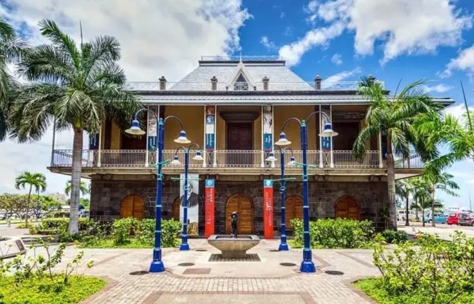 Mauritius - Triolet - Zurück sind wir nochmals über Port Louis gefahren.
Es gibt sie wirklich, die blaue und rote Mauritius. Wert über 10 Millionen 