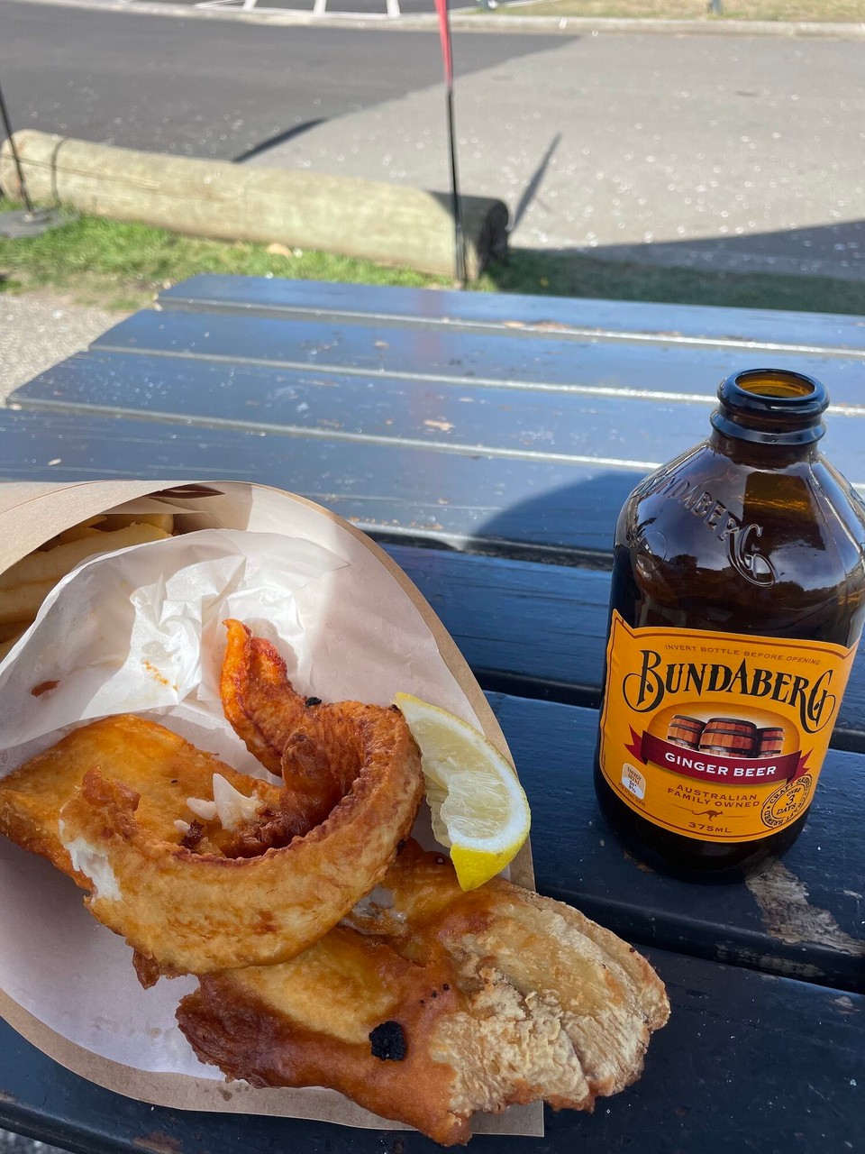 Australien - Freycinet - e riesigi Portion Fish & Chips, da isch do genau so e grosses Ding wie in England und natürlich s klassische Bundaberg - gmacht in Australie