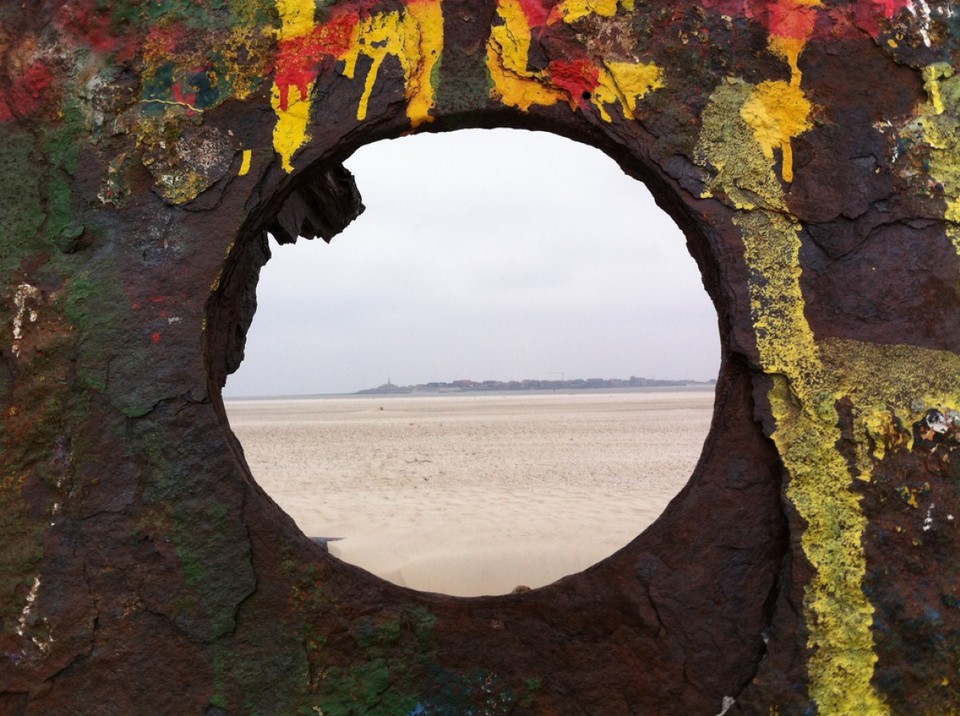 Germany - Norderney - Inselwanderung V: Blick "durch das Wrack" auf Baltrum