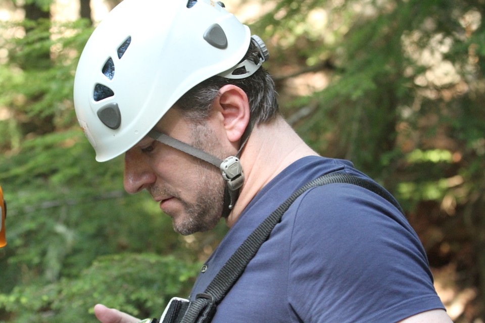 Canada - Whistler - Concentratiemomentje tijdens het vastmaken van het tuigje.