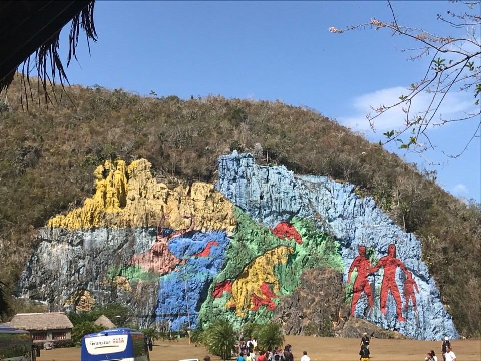 Kuba -  - Mural de la prehistoria.. wie prähistorisch das 120 m hohe Gemälde wirklich ist, kann man wohl für sich selbst entscheiden. Es wird mehrmals im Jahr erneuert. 