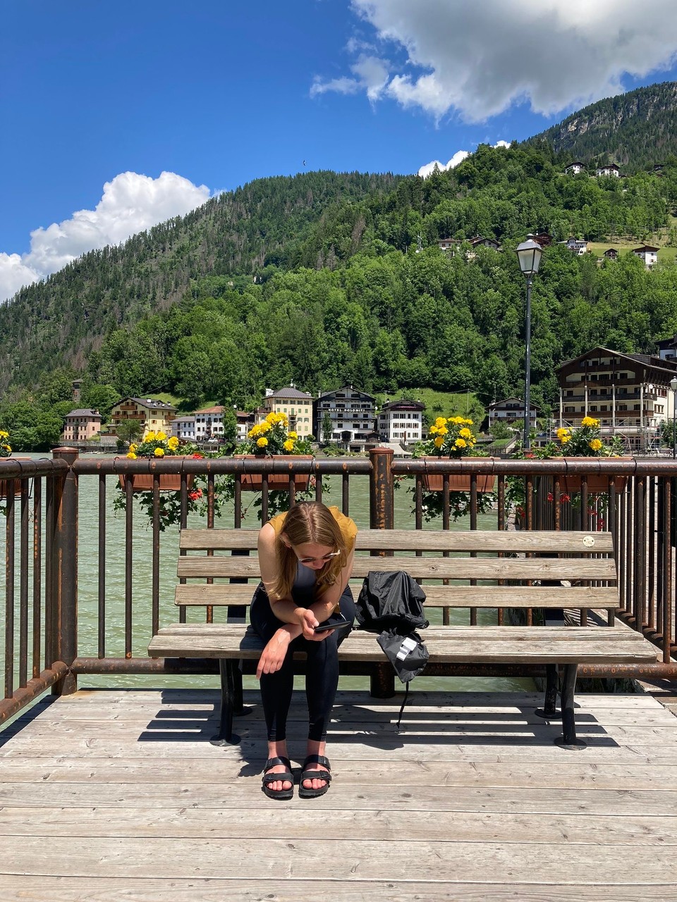 Italien - Alleghe - Lesen auf einer Bank am See