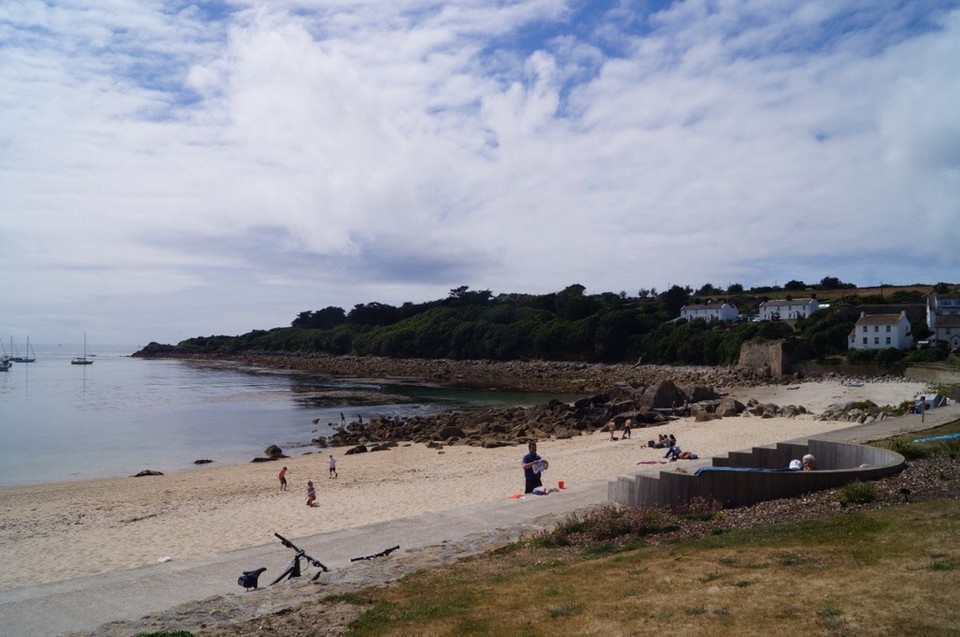 Vereinigtes Königreich - Scilly Isles - Der Strand. Mit Cafes und Restaurants.