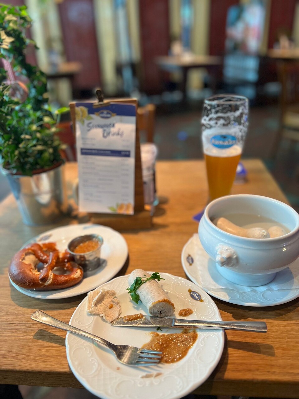 Deutschland - Oberding - Nachdem ich meinen Rucksack eingecheckt hatte blieb noch viel Zeit. Die Reise zu planen und beim Airbräu ein Weißwurst frühstück zu genießen. 