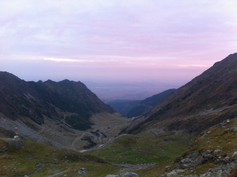 Rumänien - unbekannt - Transfagarascher Hochstrasse, von 500m auf 2.000m,..., ca. 100 Lenkbewegungen auf den 20km bis zum Kamm...