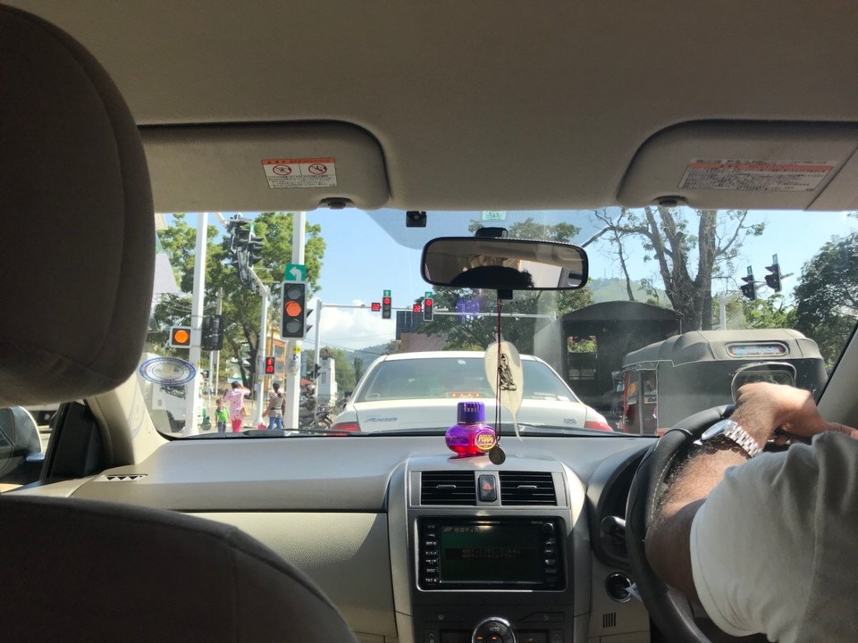 Sri Lanka -  - Wenn man genau schaut sieht man neben den 🚦 eine Zahl. Es zählt ein Countdown runter, wie lange es rot ist (die Zahlen sind rot) und wenn die 🚦 grün ist zählt ein Countdown mit grünen Ziffern um zu zeigen, wie lange es grün bleibt. 