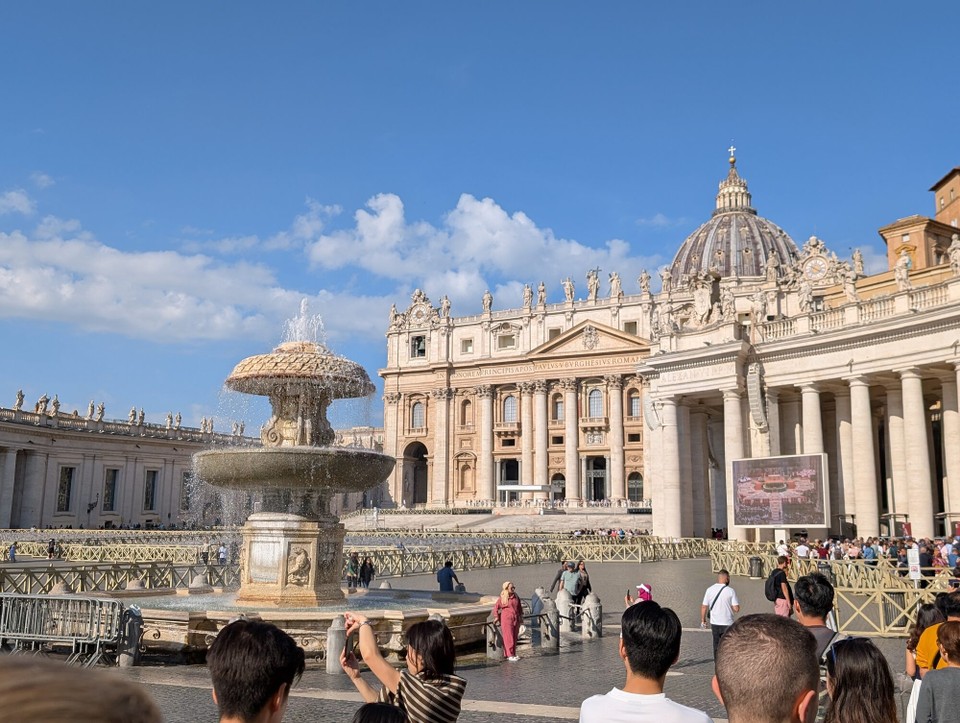 Italien - Rom - Beim Anstellen in der Schlange zur Taschenkontrolle bleibt genug Zeit, um die Magie des Platzes wirken zu lassen.