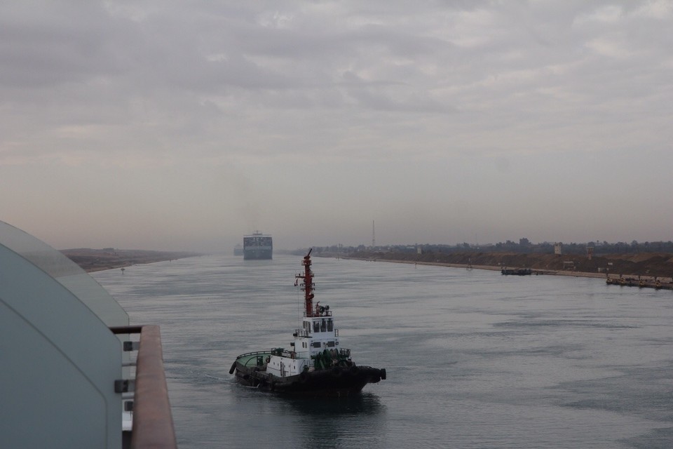 Ägypten - El-Ismailiya (Ismailia) - Unser Lotsenbegleitschiff und hinter uns der Konvoi mit 19 Schiffen wir waren an zweiter Stelle