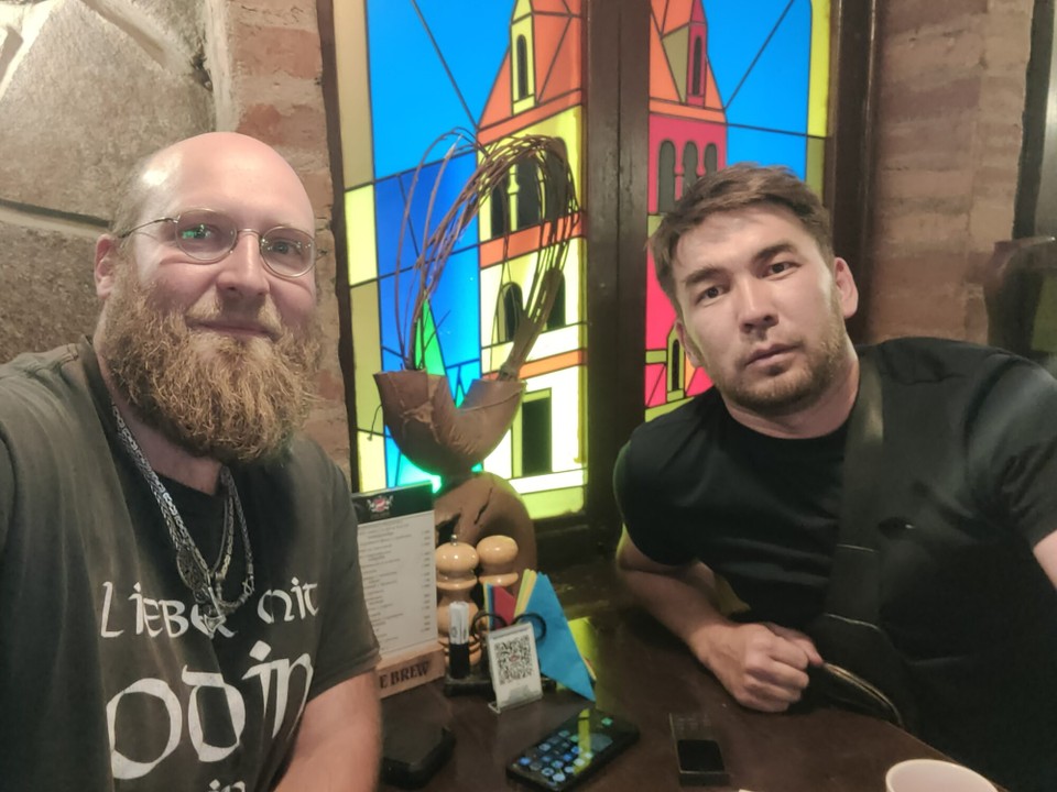 Kasachstan - Abai - Das ist Serik und wir sind im Lokal auf unsere neue Bekanntschaft anzustoßen