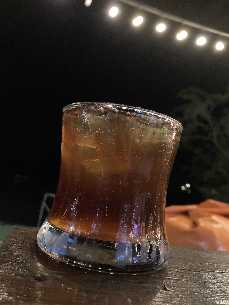 Thailand -  - Tagesabschluss in der Strandbar mit Black Currant Gin und Sprite 