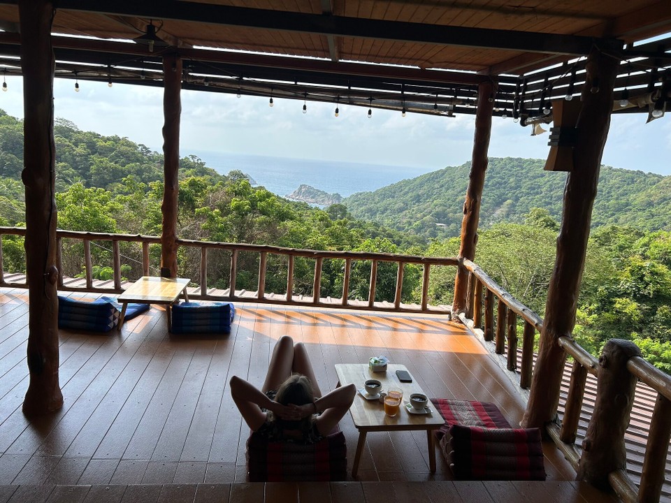 Thailand -  - Bauchmuskeln trainieren. Oder doch Nutella? Wie auch immer: An diese Aussicht beim Frühstücken kann man sich echt gewöhnen. 