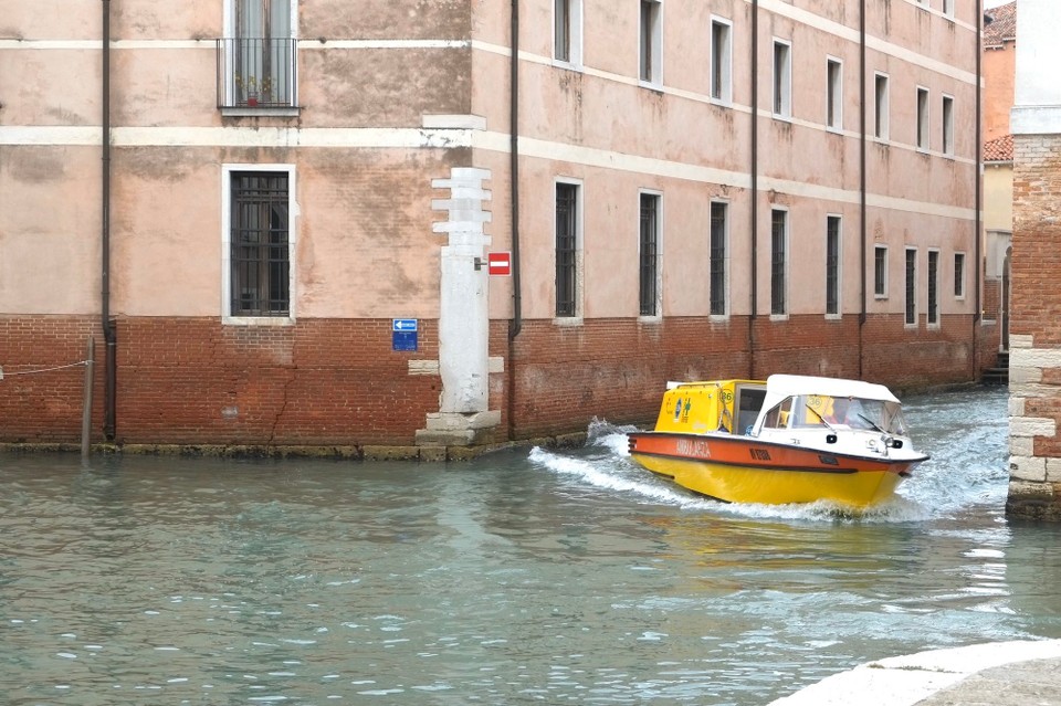 Italien - Venedig - Der Krankenwagen im Einsatz 