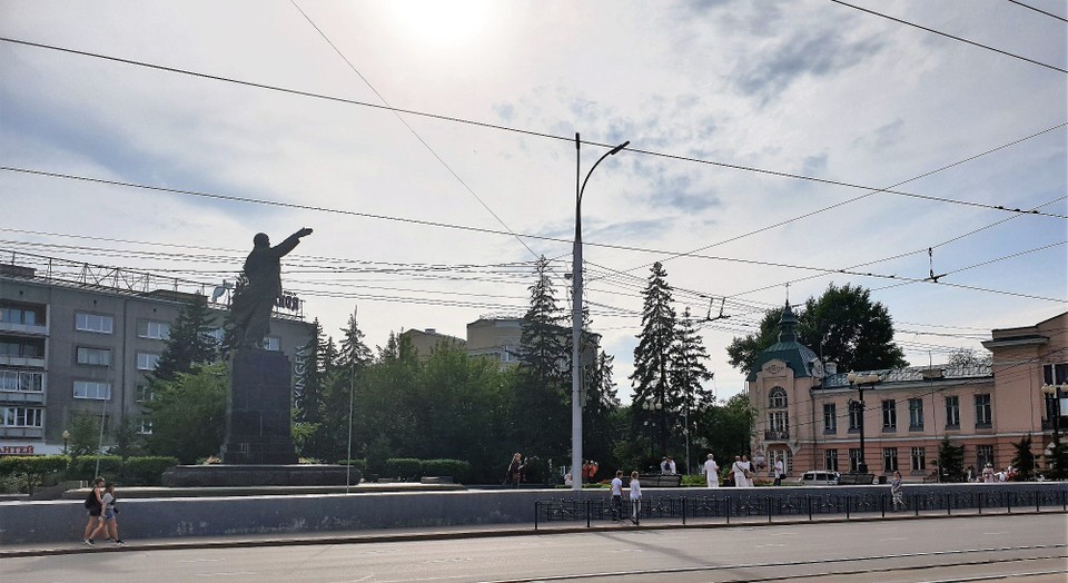 Russia - Lake Baikal - Hare Krishna's in front of Lenin's statute - Irkutsk