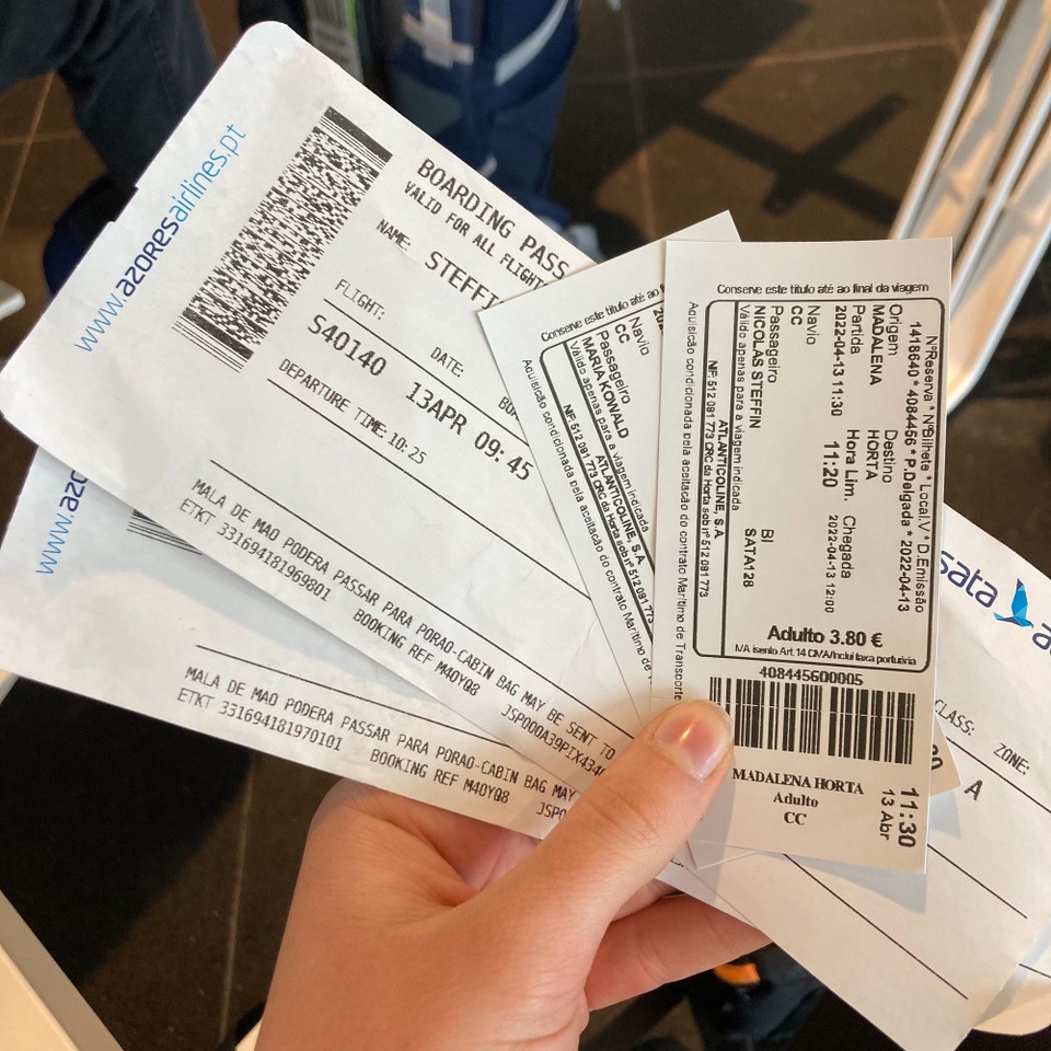 Portugal - Horta - Fährtickets auf AirAzores seinen Nacken.