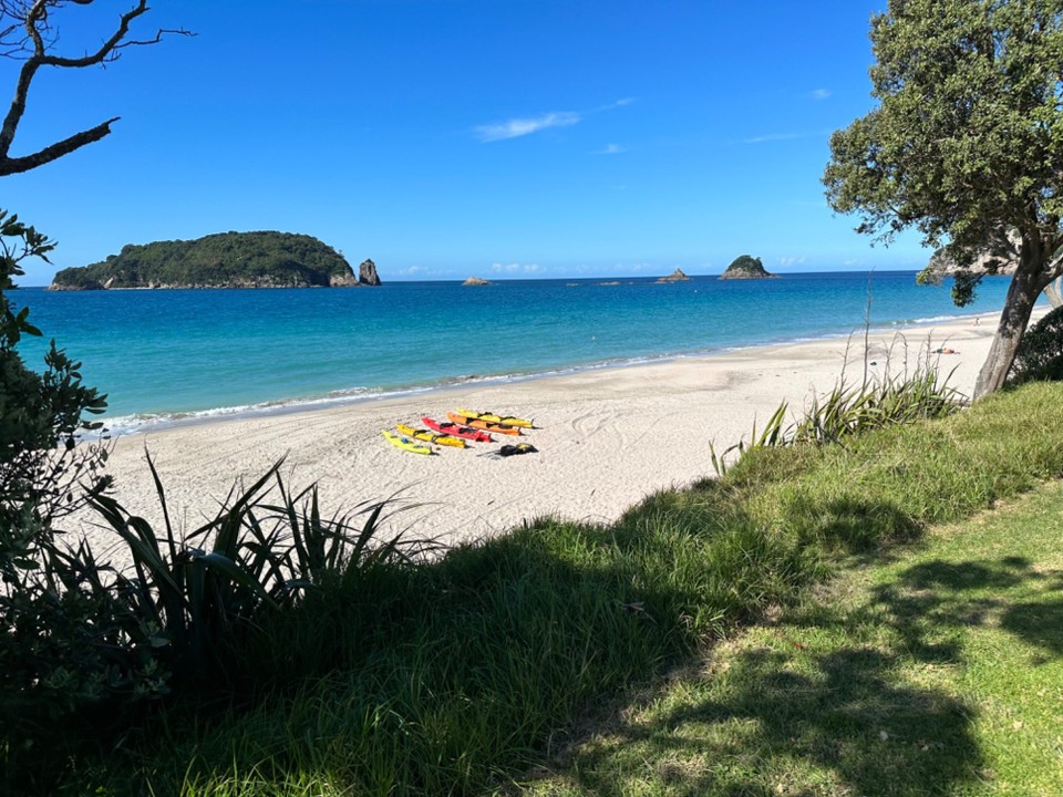 Neuseeland - Hot Water Beach - -der Bus muss ca 1 Std. außen rumfahren und wir gehen 3Std. auf Kajaktour zu der Cathedral Cove Aufgrund der Flut ist der Wanderweg gesperrt und 