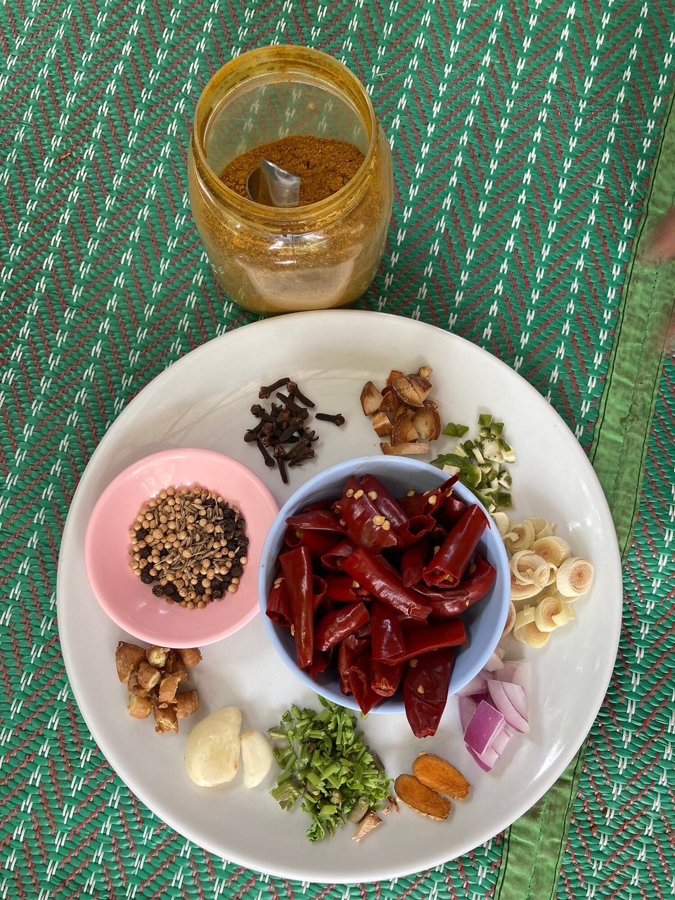 Thailand - Mae On - Zutaten für unser Red Curry - rotes Currypulver, Nelken, schwarzer Pfeffer, Kümmel, Koriandersamen, Ingwer, Knoblauch, frische Korianderwurzel,  Kurkuma, rote Zwiebel, Zitronengraswurzel, Kaffirlimeschale, Ginseng, rote Chili
