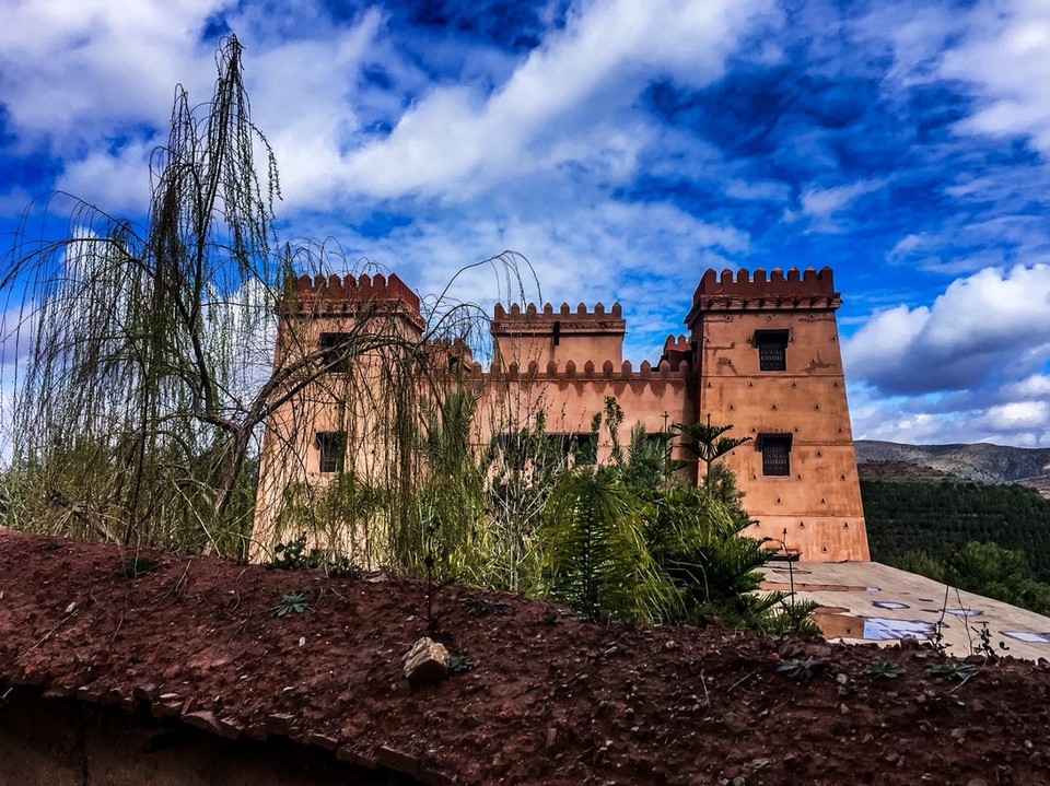 Marokko - Demnate - Die ersten Sonnenstrahlen nach dem Sturm.
Kapitulation kommt nicht in Frage. 
Das Zimmer im Kasbah Illy wurde winterfest gemacht und ich werde bis Freitag hier ausharren. Der Wetterbericht verspricht dann strahlenden Sonnenschein und eine Rückkehr zur Marokko Normalität. Ich will zumindest ein paar Etappen fahren. Die Gesamtstrecke ist durch die Zwangspause nicht mehr zu schaffen. 
Wie ich nun abkürze, das wird sich noch weisen.