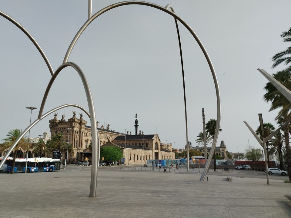 Spanien - Barcelona - Skulptur, welche die wogenden Meereswellen darstellen soll.....