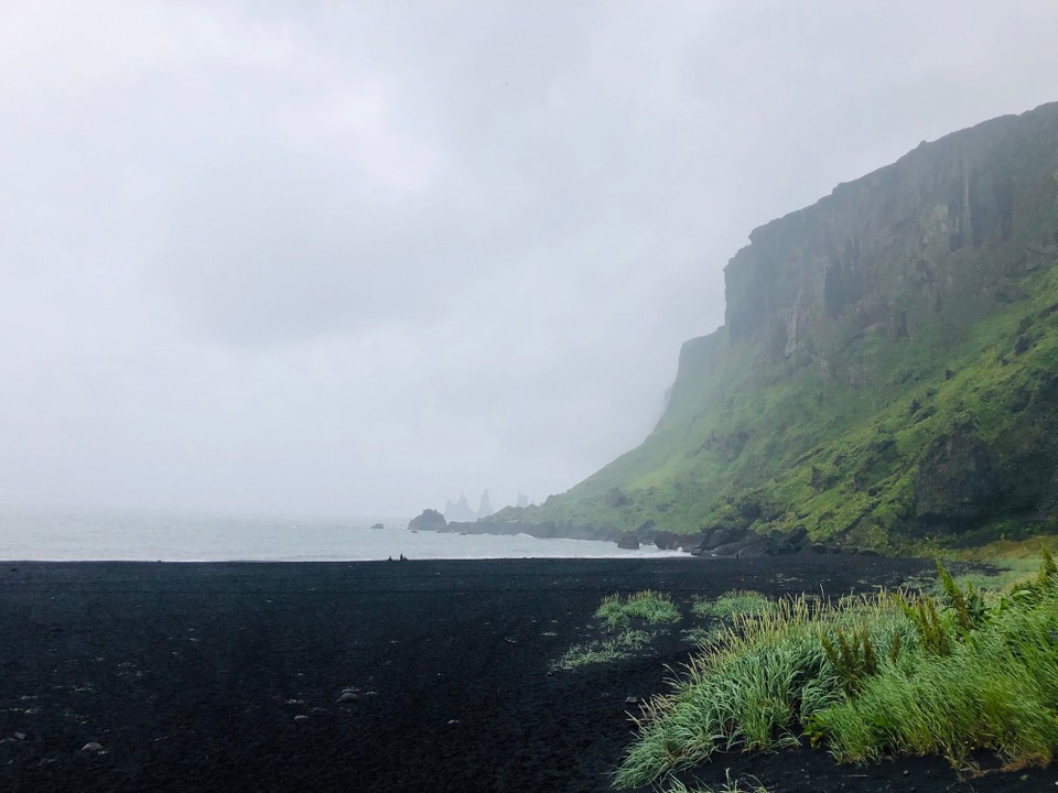 Island - Mýrdalshreppur - Da hinten sieht man schon die drei schwarzen Felsnadeln – die Reynisdrangar. Was mich jedoch wieder in den Bann zieht ist dieser grün-schwarz Kontrast. Das sieht so toll aus…