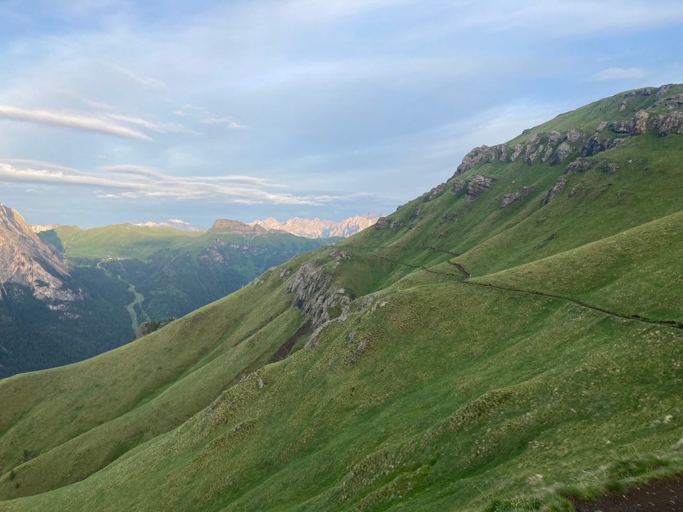 Italien - Rocca Pietore - Sonnenaufgang Richtung Rosengarten aus unserem Fenster 