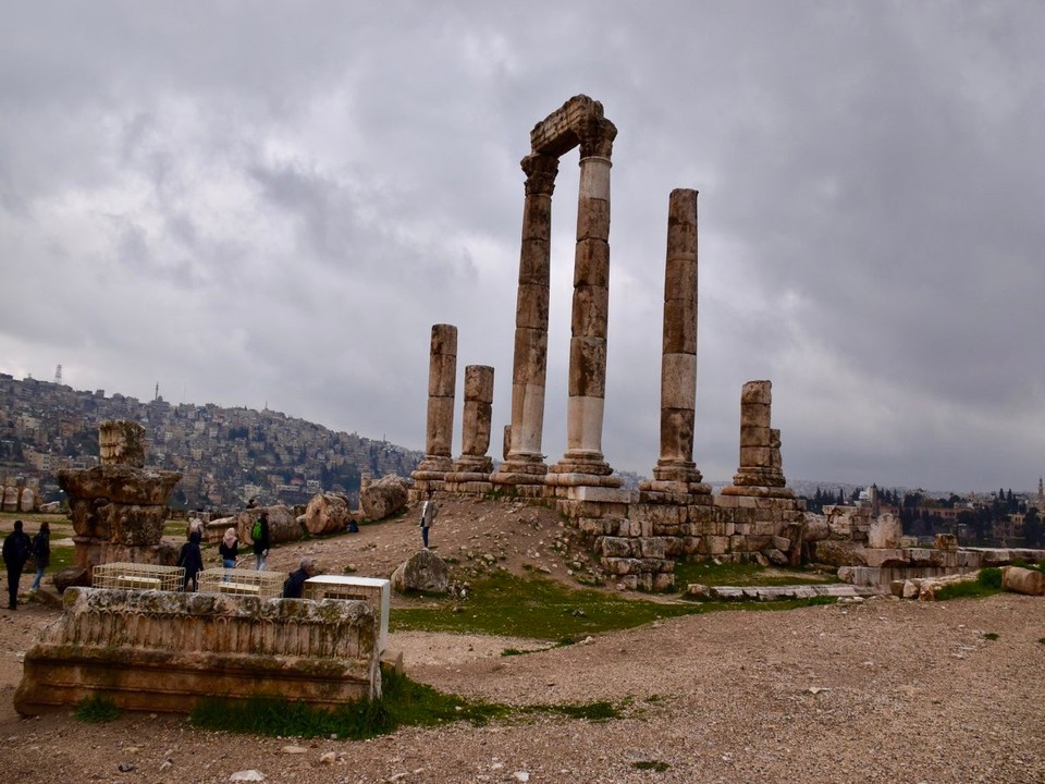 Jordanien - Amman - Oben auf den Berg ist der Herkules Tempel, viele Steine aber alles überschaubar.