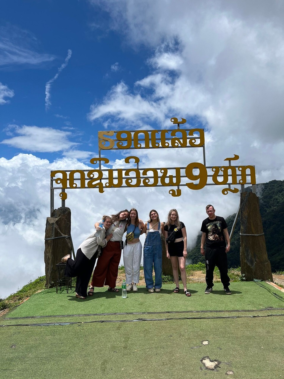 Laos - Luang Prabang - Unsere 9h Busfahrt führt uns über die Wolken ☺️