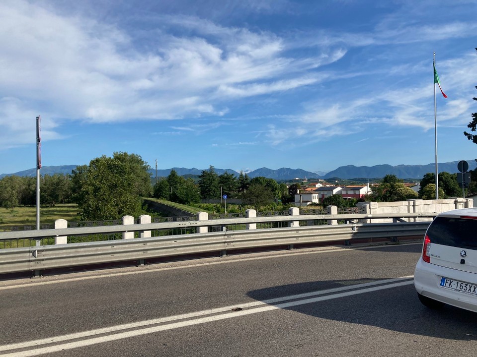 Italien - Breda di Piave - Gute Sicht heute, die Berge am Horizont 
