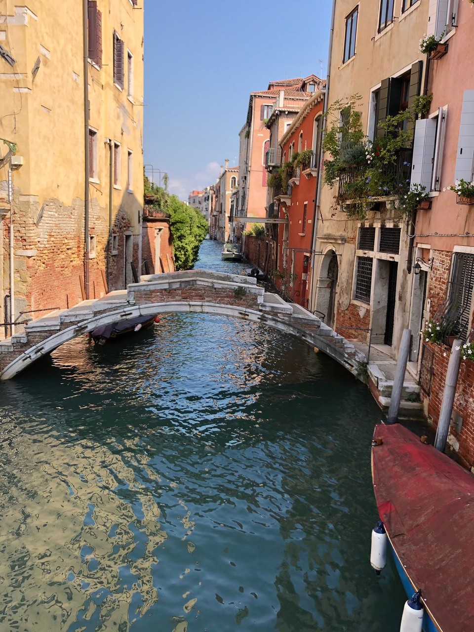 Italien - Venedig - Eine der zwei letzten originalen Brücken in Venedig, die zweite haben wir auf Torcello gesehen. Alle anderen wurden mittlerweile mit Brüstungen versehen.