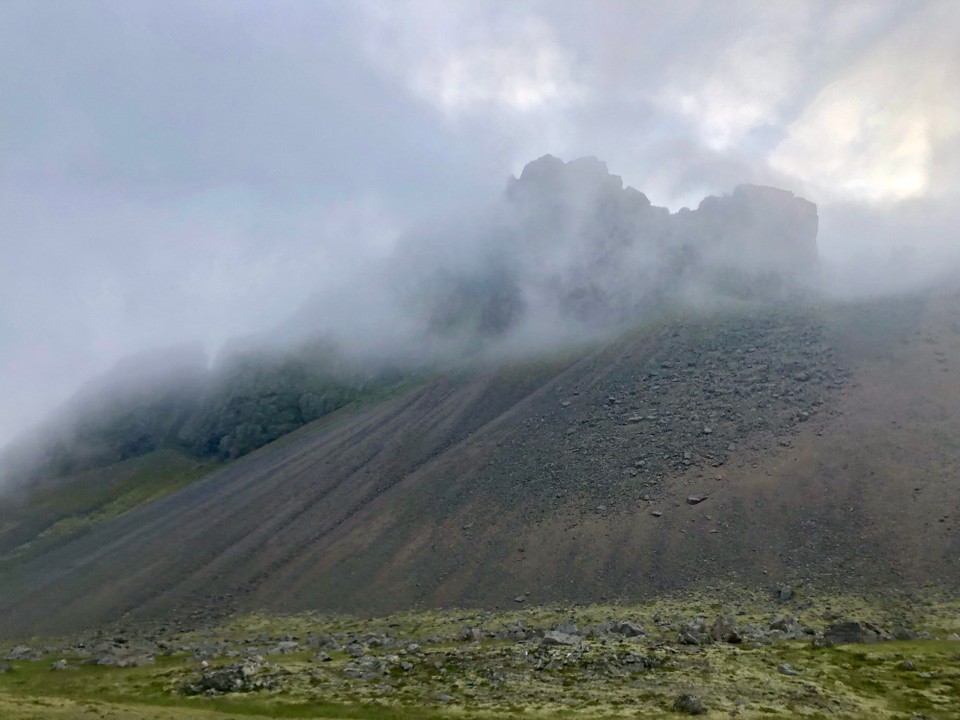 Island - Sveitarfélagið Hornafjörður - Und nach der nächsten Kurve habe ich Gewissheit: Da ist endlich das langersehnte Eystrahorn. Zumindest mal ein Teil davon. 🤪
