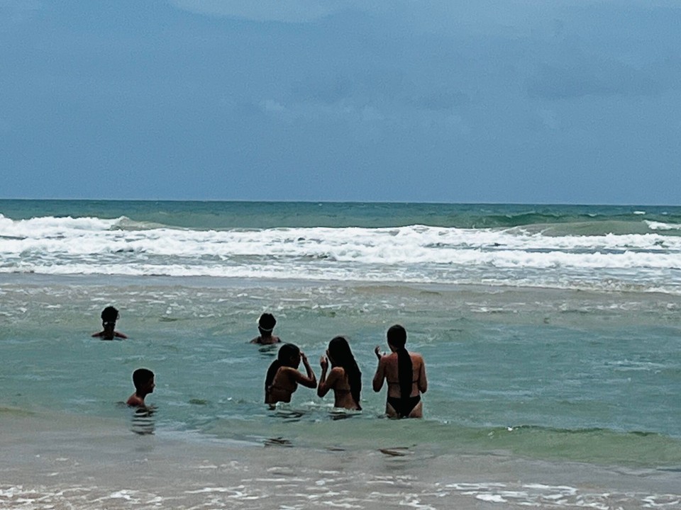 Brasilien - Salvador - In den Sandmulden genießt man das Leben