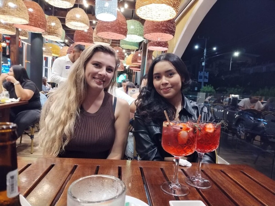 Costa Rica - San José - S‘Wucheend druf bini denn mit minere Gastmuetter und de Mari (ufem Bild) is Kino und denn en Gin Tonic go trinke. Die zwei sind so lieb und mer sind langsam sho fast chli wie e Familie. Mer hend‘s mega lustig zäme und i gnüss die Zit mit ihne