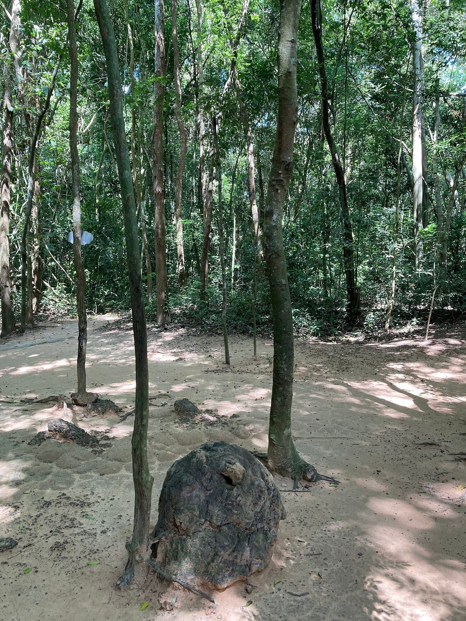 Vietnam - Ho-Chi-Minh-Stadt - Ein unscheinbarer Stein, aber nein! Ein Belüftungsloch 🤓