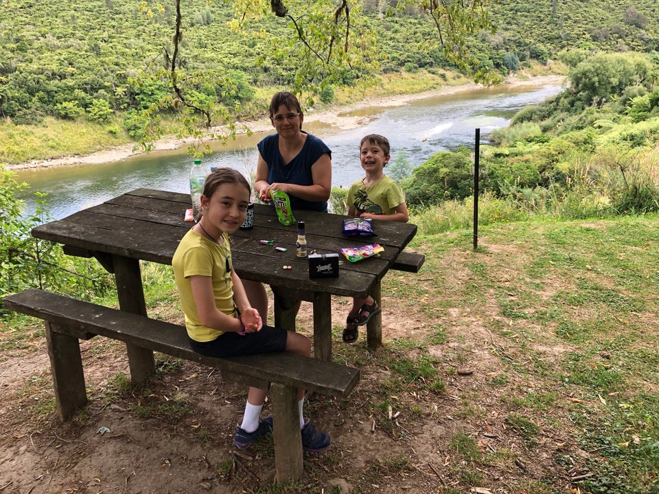 Neuseeland - Parikino - Kurze Pause in Pipiriki. Hinten der Whanganui Fluss.