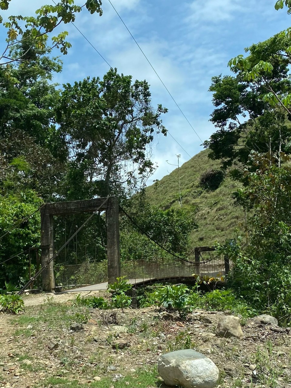 Costa Rica - Pérez Zeledón - Am nächsten Tag gingen wir an einen Wasserfall. Die Strasse ist extrem schlecht! Ein Mal kamen wir einen steilen Hang nicht mal hinauf, weil das Rad durchdrehte. Es gibt sogar eine alte, wackelige Hängebrücke, man fuhr mit dem Auto darüber!