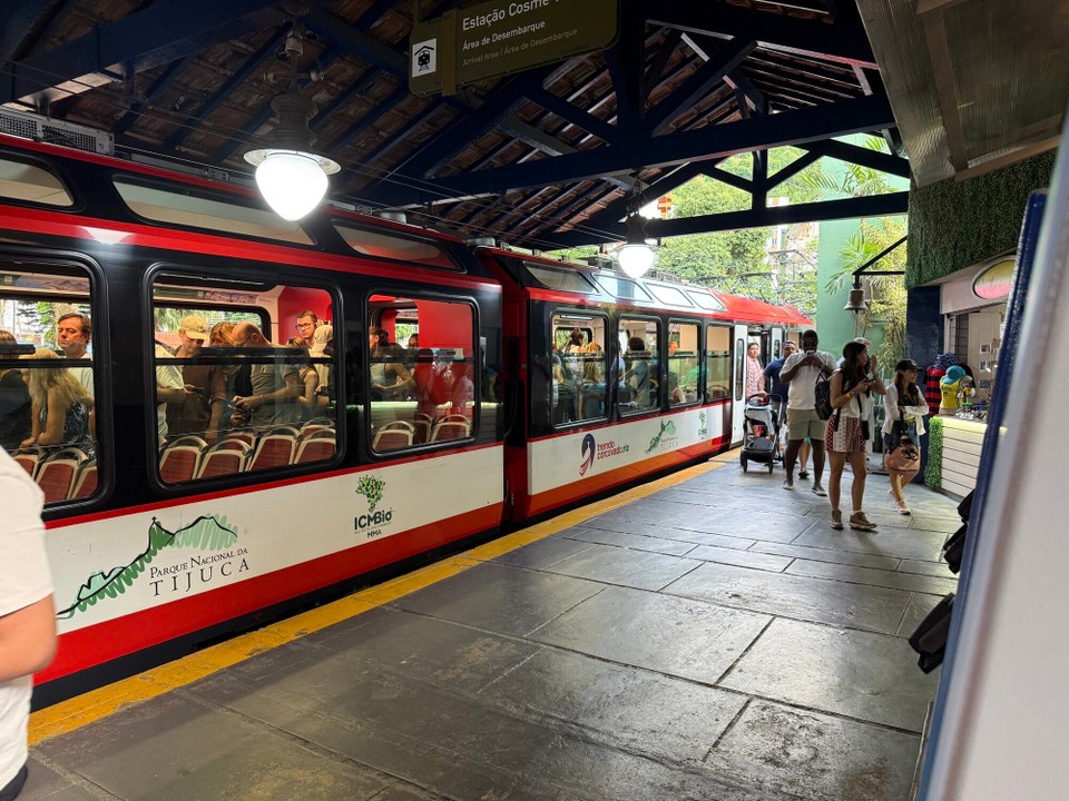 Brasilien - Rio de Janeiro - Die Bahn fährt uns auf den Corcovado - 710m hoch …