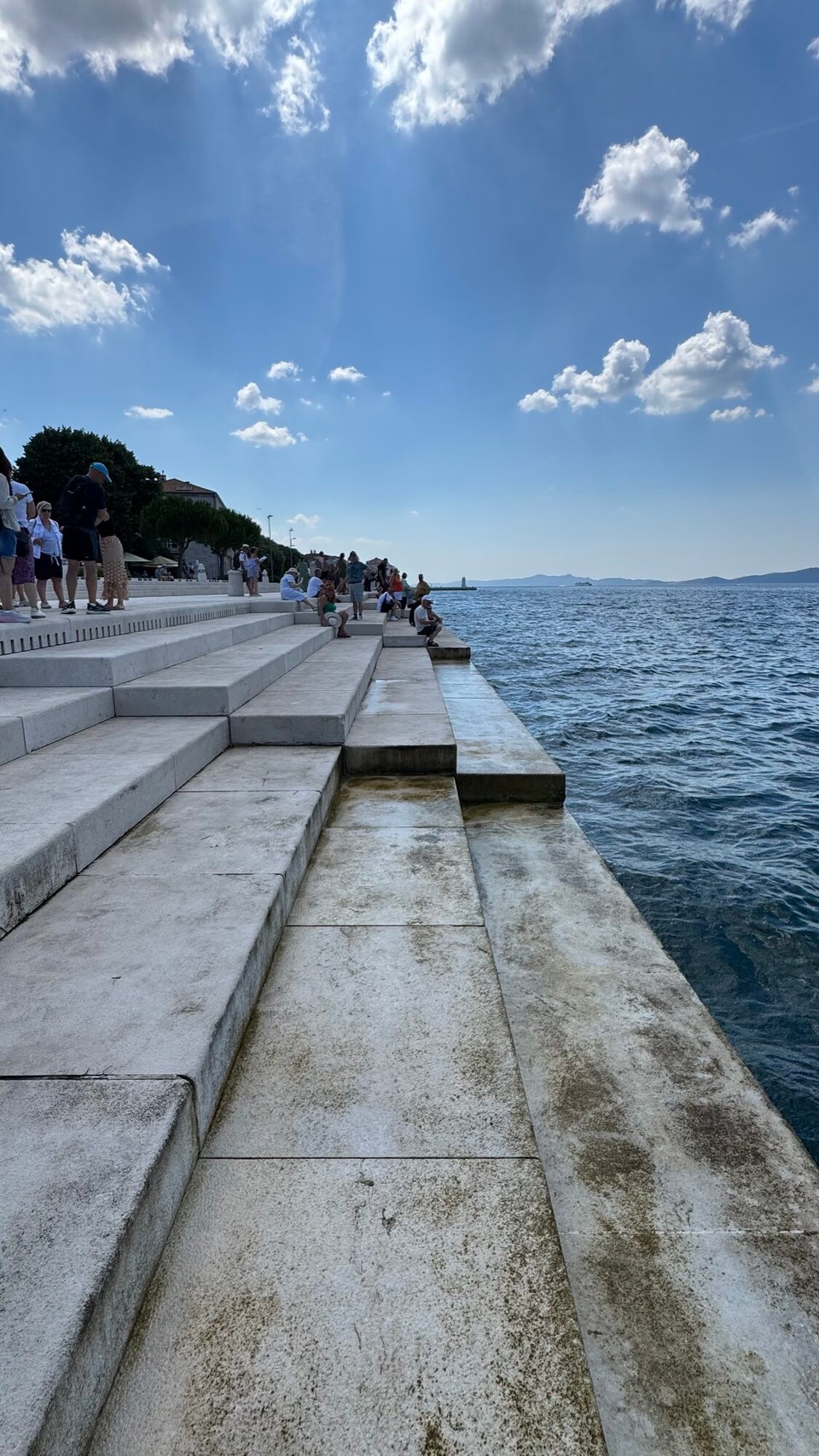 Kroatien - Zaton - Die Meeresorgel ist ein architektonisches Objekt in Zadar, und ein experimentelles Musikinstrument, dessen Töne durch die Wellenbewegung des Meeres unter großen Steinplatten erzeugt werden. Je nach Strömung und Wellen erzeugt sie ständig unüberhörbare Töne.
