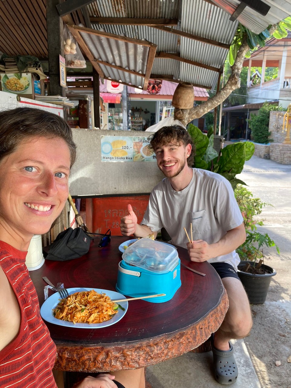 Thailand - Ko Pha-ngan - Pat Thai zum Abendessen mit Jack (Amerika/ Deutschland)