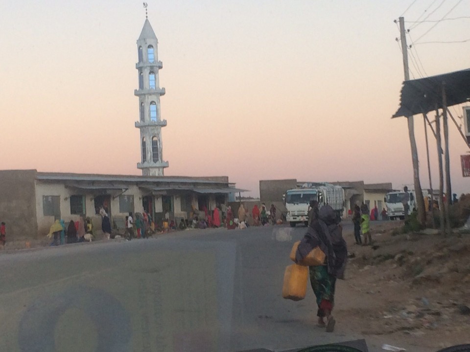 Station 26 -  - Die Fahrt nach Harar führt uns durch den größten Khat-Markt Afrikas (sieht man hier nicht, aber gleich ist es dunkel)