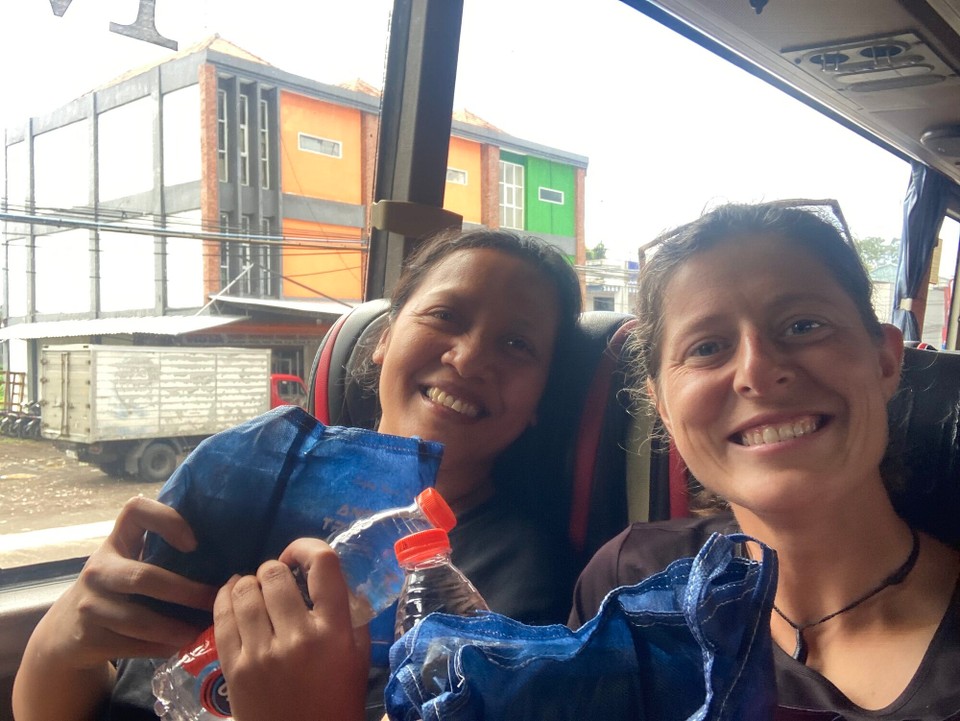 Indonesien - Banyuwangi - Nette Nachbarin Nena und unser „Lunchpaket“ 🤪 Toast mit Erdbeermarmelade und Wasser