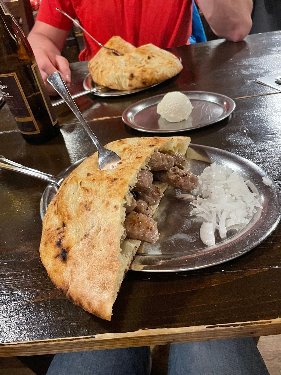 Slowenien - Ljubljana - Typisches Essen: Cevapcici mit Lepinje Brot und Streichkäse mit Zwiebeln 