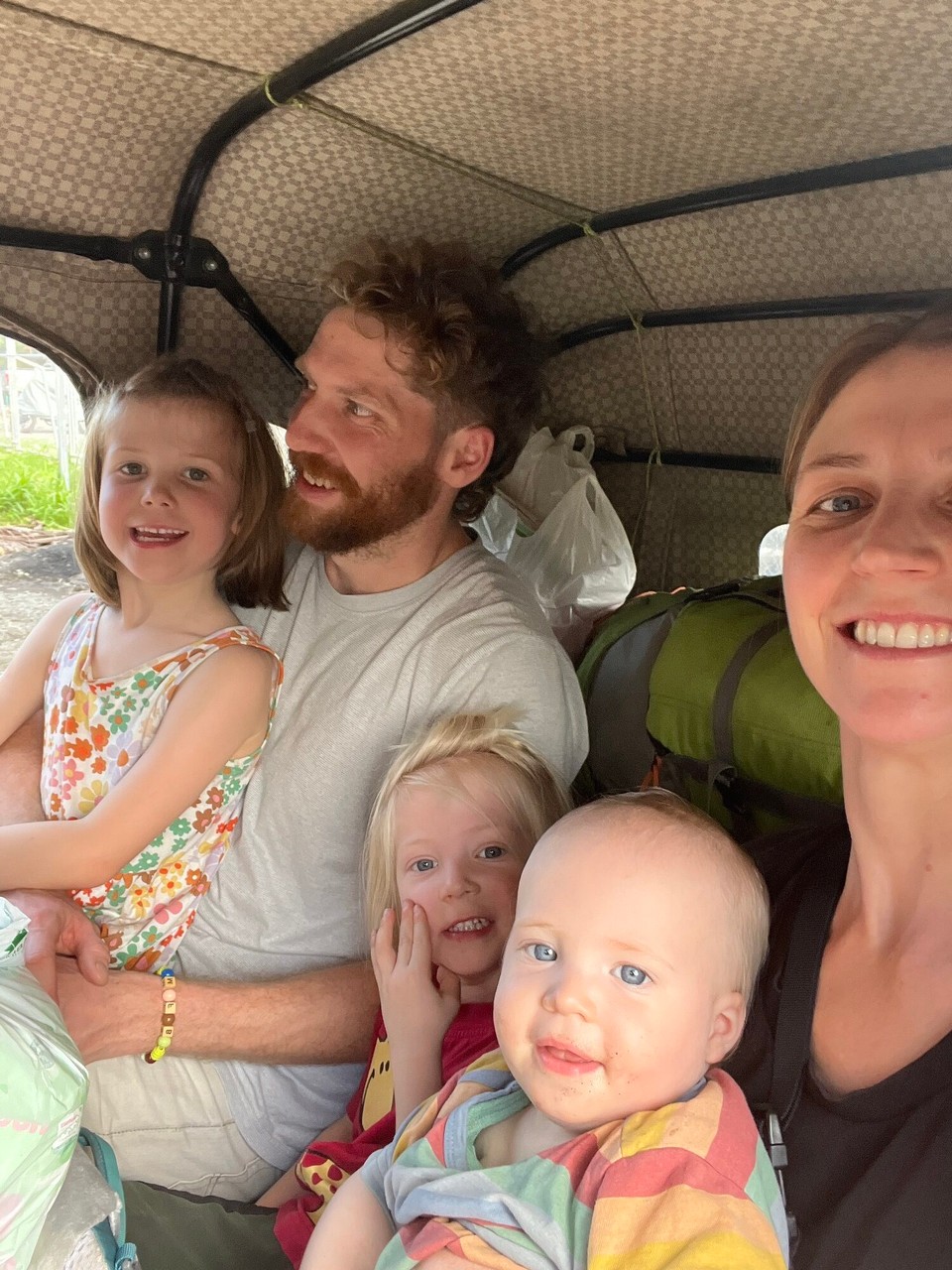 Costa Rica - Talamanca - Wir alle plus Gepäck im winzigen Tuktuk. Passt 👍