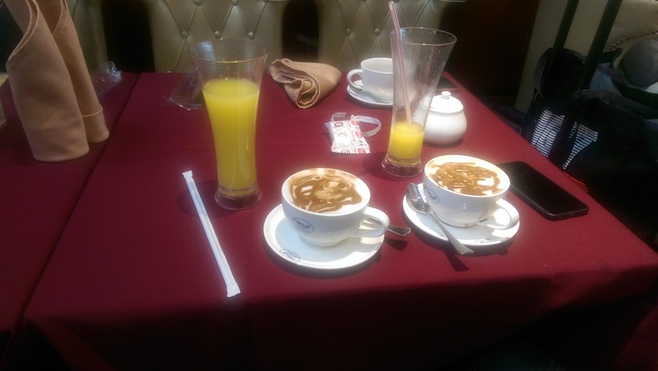 Äthiopien - Addis Ababa - Haben 6 Stunden Aufenthalt. Genießen jetzt erstmal Kaffee und Orangensaft.