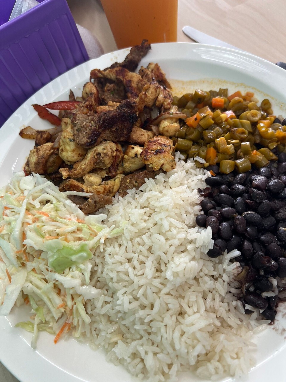 Costa Rica - San José - Und ich han ide nöchi vo de Schuel en „soda“, also es chlises Restaurant gfunde, wo s‘esse richtig fein und günstig ist