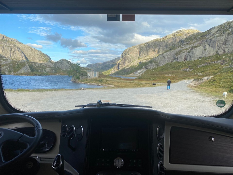Norwegen - Tonstad - Und mit ein bisschen Glück finden wir unseren letzten einsam Platz in der Natur auf dieser Reise. In den Bergen an einem See. Es ist unglaublich windig, aber hier zwischen den Felsen sind wir doch ein bisschen geschützt. 
