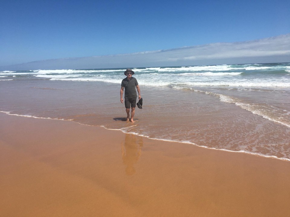 Australien - Waitpinga - wir liessen uns die Füsse von den auslaufenden Wellen umspülen. Das Wasser war angenehm in der Temperatur für die Füsse, zum Baden für uns zu kalt.


