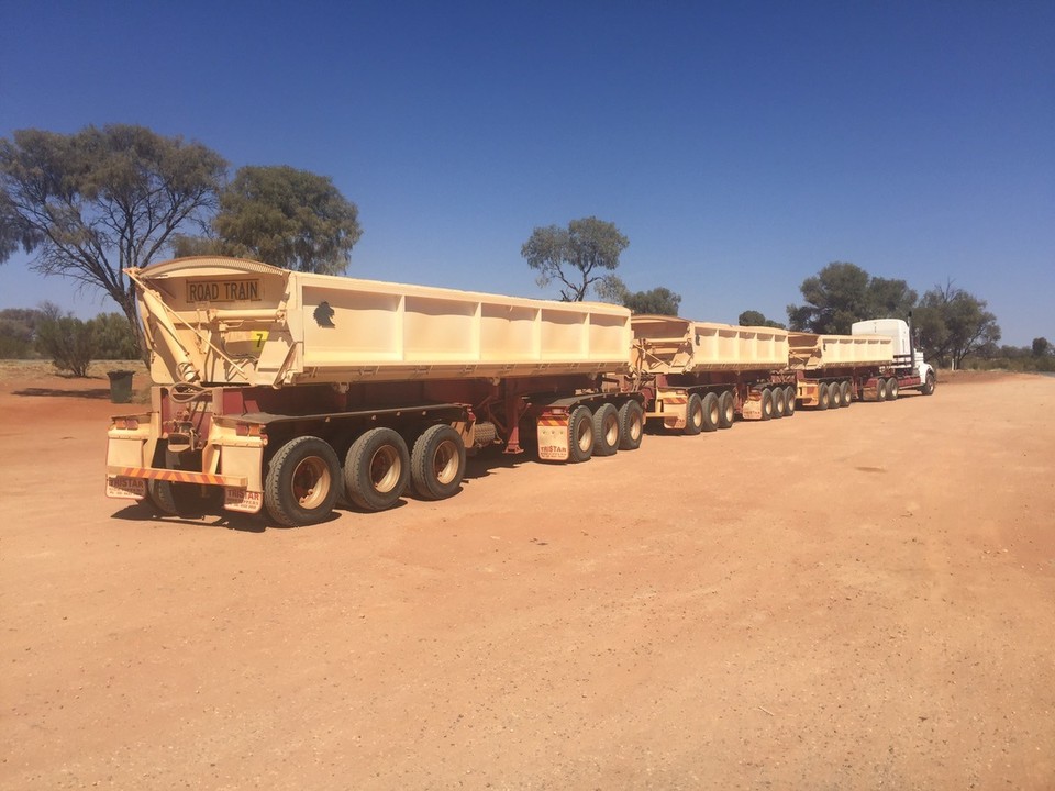  - Australia, Lake Amadeus - Road train - sok ehhez hasonlót látni az utakon. 