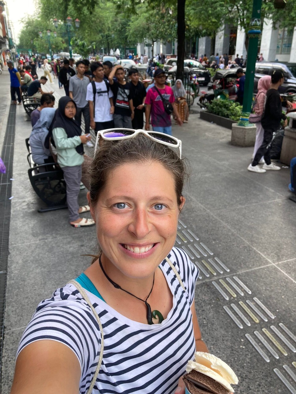 Indonesien - Yogyakarta - Heute steht ganz im Zeichen von Gönnen - erstmal ein Eis 🤤 (Mango-Joghurt und Toblerone)