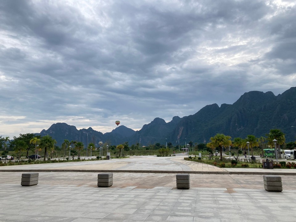 Laos - Vangvieng - Das Bahnhofsgebäude darf ich erst eine Stunde vor Abfahrt betreten - dann warte ich eben noch paar Minuten draußen 🤷🏻‍♀️😂