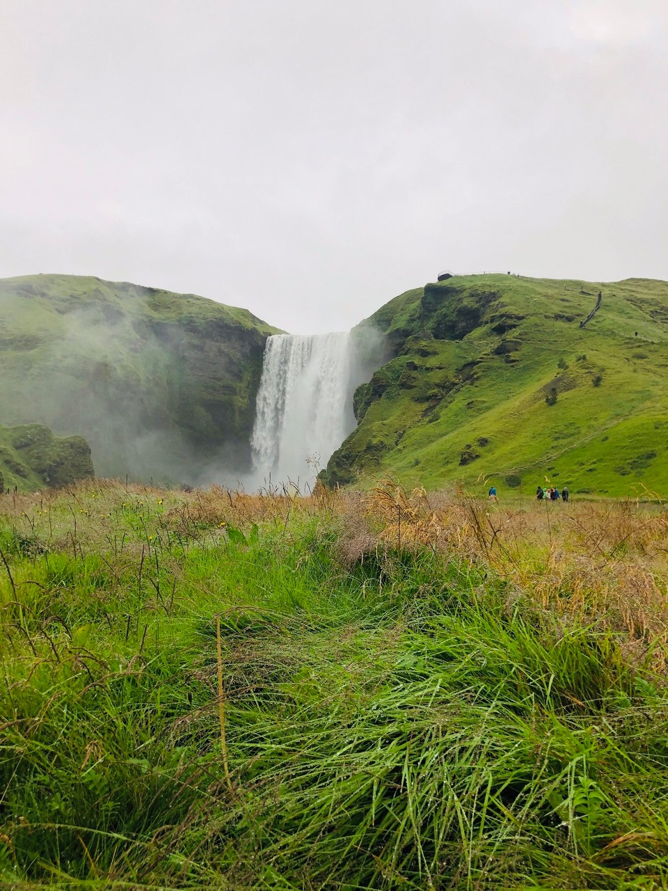Island - Rangárþing eystra - Rechts vom Wasserfall geht ein Weg zu einer Aussichtsplattform hinauf. Da kann ich heute leider nicht hinauf. Zu wenig Zeit, da wir heute noch eine Fähre zu den Westmännerinseln erreichen möchten…